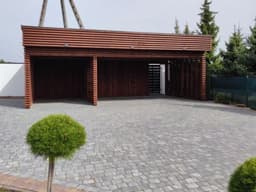 Carport na trzy auta – drewno jako trwały materiał