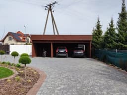 Drewniana wiata parkingowa – idealna ochrona przed deszczem