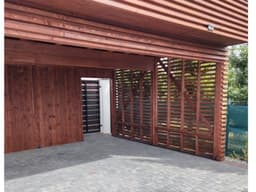 Drewniane miejsce parkingowe – wiata na trzy auta
