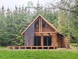 Domek Leon III od Drewnolandia - letniskowy drewniany dom o nowoczesnym designie