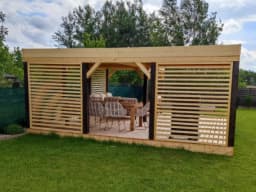 Altanka Liwia – funkcjonalne zadaszenie drewniane o wymiarach 6x6 m