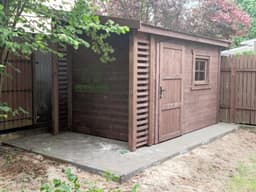 Narzędziowy domek gospodarczy Bonifacy, wykonany z drewna, idealny do ogrodu