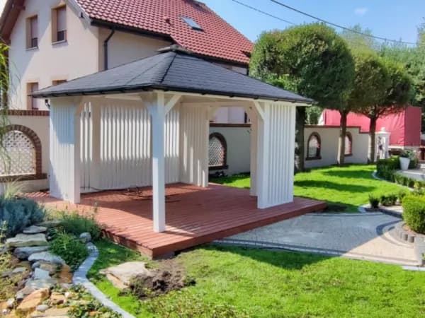 Drewniana altana Nela – biała, idealna na działkę rekreacyjną