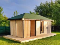 Nowoczesna minimalistyczna drewniana altana . W stylu nowoczesnym loft. Ruchome deseczko żaluzja 