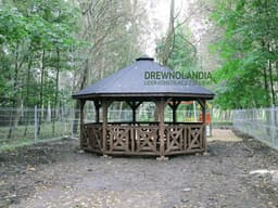 brązowa altana ogrodowa z ciemnym dachem