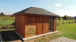 brązowe drewutnia stojąca na trawie
