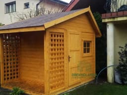 Mala zolta drewutnia