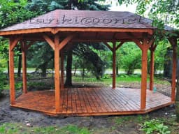 altana wśród drzew z bordowym dachem