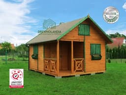 jasnobrązowy domek letniskowy na trawie z altaną