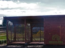 pergola przy metalowym płocie