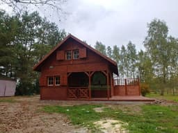 Duzy dom letniskowy z tarasem drewnolandia