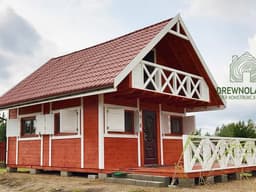 białoczerwony domek letniskowy z balkonem i tarasem