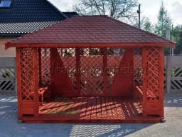 czerwona zamknięta pergola
