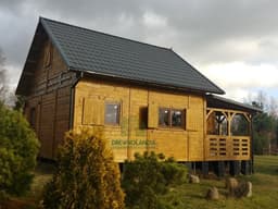 Domek z drewna z pelnym poddaszem