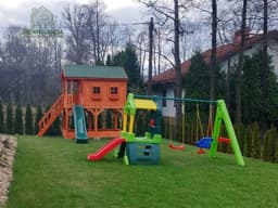 Drewnolandia – domek drewniany Bolek dla dzieci z małym placem zabaw