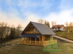 duzy domek letniskowy z balkonem