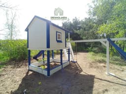 Domek Lolek z drewnianą huśtawką i zjeżdżalnią, ogrodowa przestrzeń do zabawy