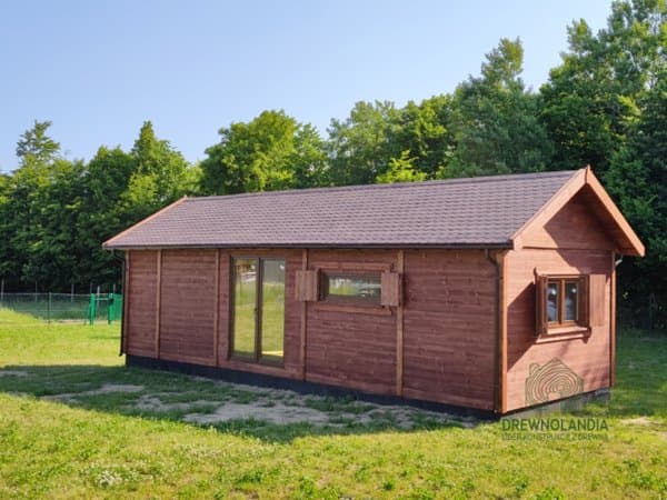Widok z boku na domek parterowy Ariel – praktyczne i estetyczne rozwiązanie