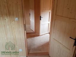Widok wnętrza domku letniskowego CRP5 - funkcjonalność i styl w jednym
