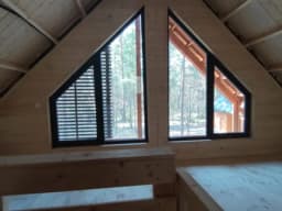 CRA13 - Drewniany domek całoroczny z detalami antresoli i przestrzeni tarasowej, 35 m²