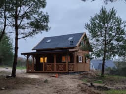 Domek CRK8 – przestronny z widokiem na ogród