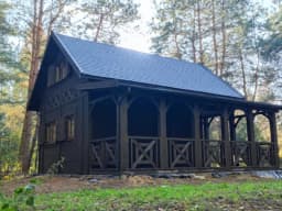 Całoroczny domek CRK14 – drewniana konstrukcja z dużymi oknami