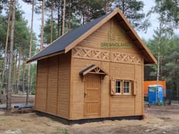 Drewniany domek z oknami PCV – Wiktor V, praktyczny wybór dla letnich wypoczynków