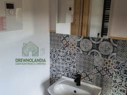 CRA2 – frontowy widok drewnianego domku