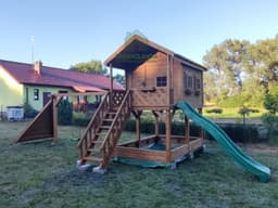 Domek Lolek - zjeżdżalnia i huśtawka, solidny plac zabaw w ogrodzie