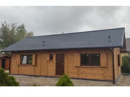 Front domu CRK17 – klasyczna drewniana architektura z dużymi oknami