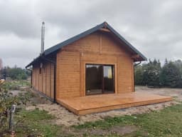 Widok na elewację domu Kazimierz – drewniane wykończenie w stylu rekreacyjnym