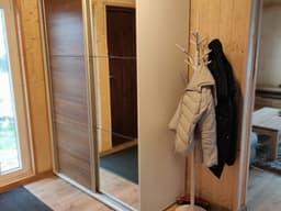 Wnętrze domu CRK17 – funkcjonalna kuchnia z drewnianymi wykończeniami