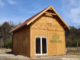 Domek CRA8 – całoroczny drewniany projekt z antresolą