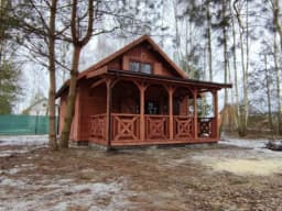 Marcel IV – drewniany domek rekreacyjny z tarasem, widok na wejście