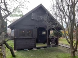 Domek z drewna – naturalny materiał, wysoka estetyka i funkcjonalność