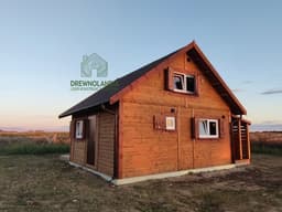 Drewniany domek Wiktor V – przestronny projekt letniskowy z antresolą i oknami PCV