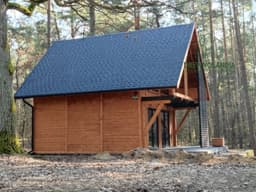 Letniskowy domek Leon III o powierzchni 35m² z antresolą, idealny na rodzinny wypoczynek