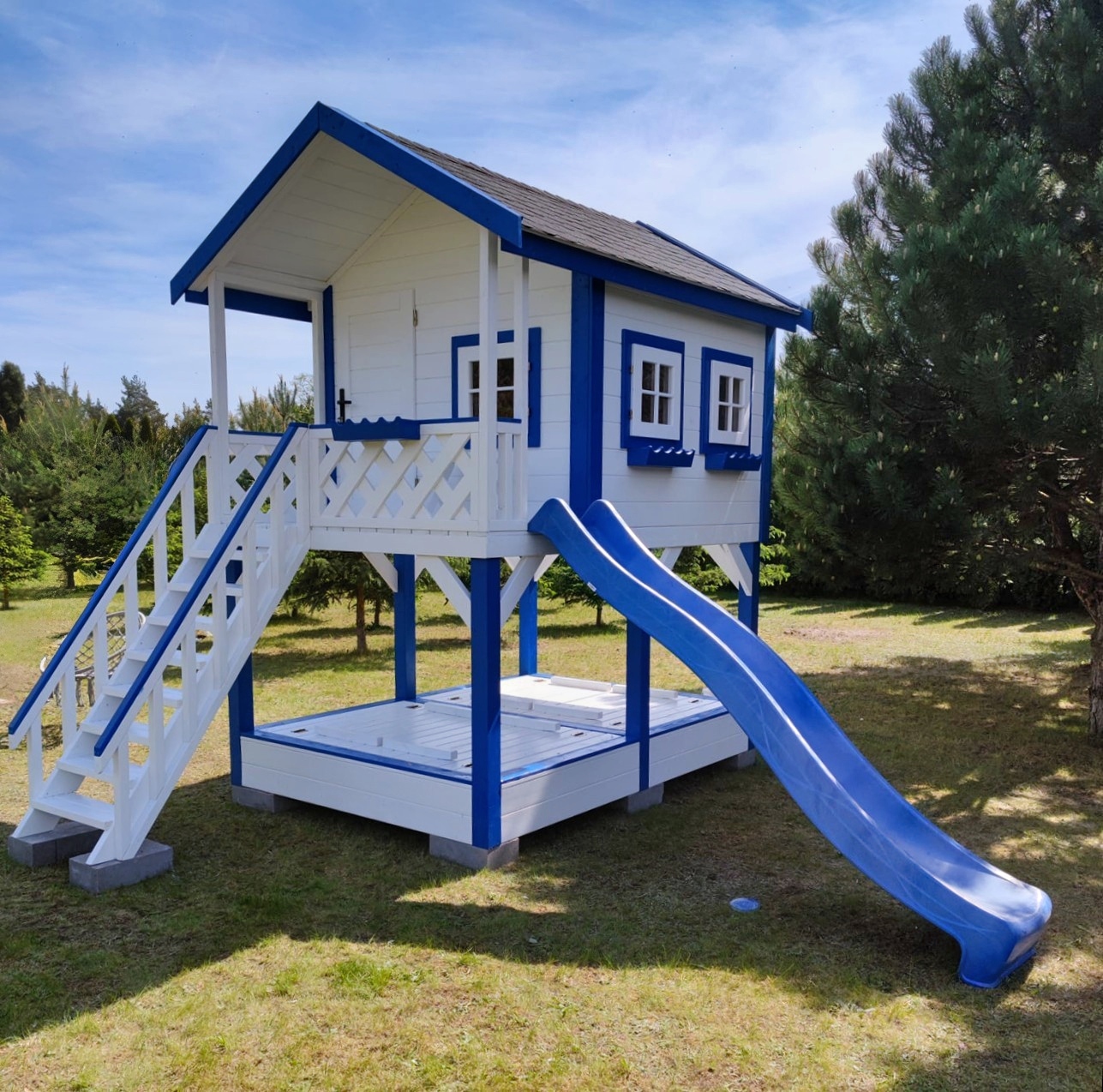 Domek dla dzieci Bolek ze zjeżdzalnią – 2,8m x 2m z małym placem zabaw